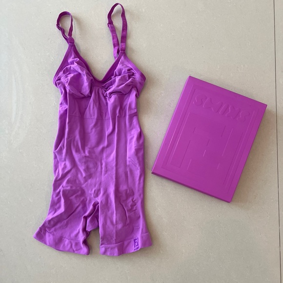 SKIMS x FENDI Sculpting Mid Thigh Bodysuit - Picture 3 of 9